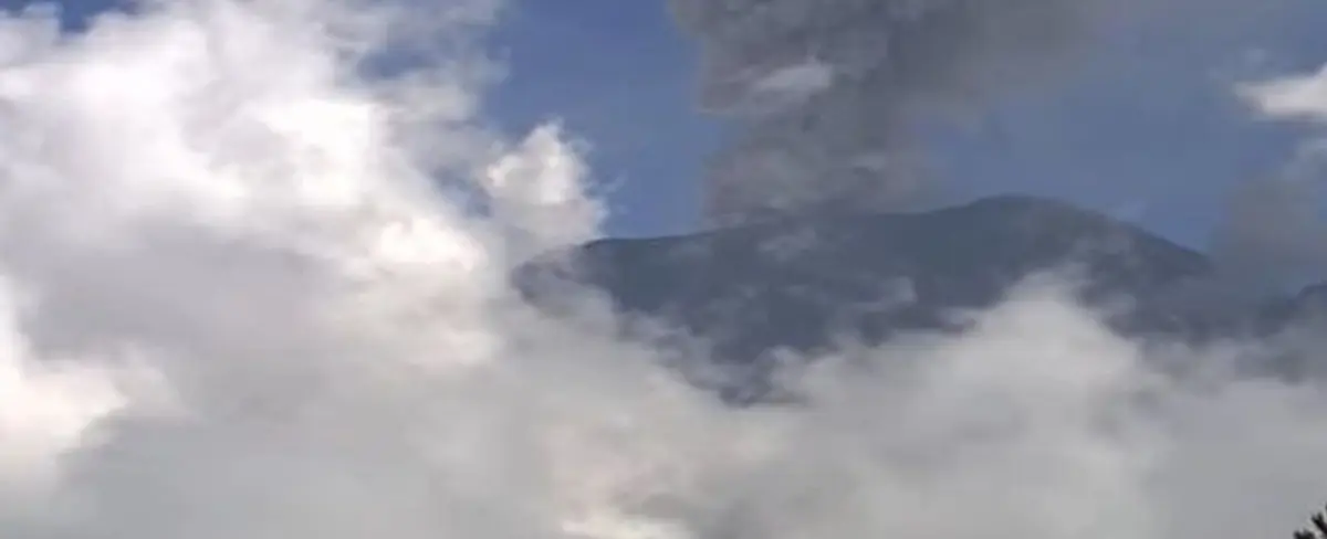 Volcán Popocatépetl de México arroja material incandescente