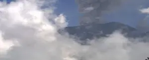 Volcán Popocatépetl de México arroja material incandescente