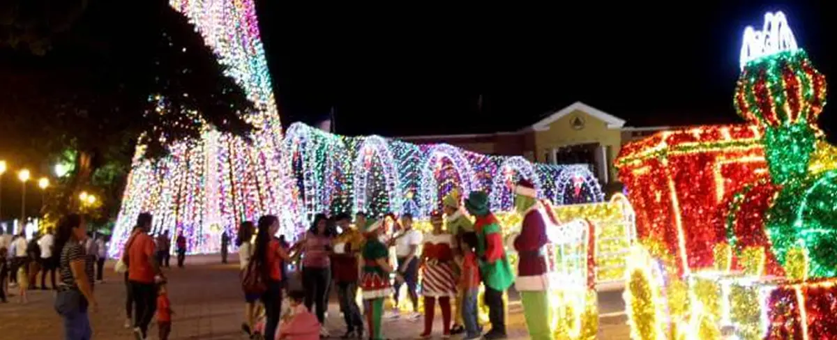 Instalan adornos alusivos a la Navidad en las principales calles y rotondas de Managua