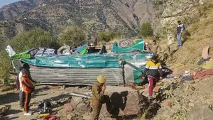 Autobús cae en un barranco dejando 30 muertos en zona india de Cachemira