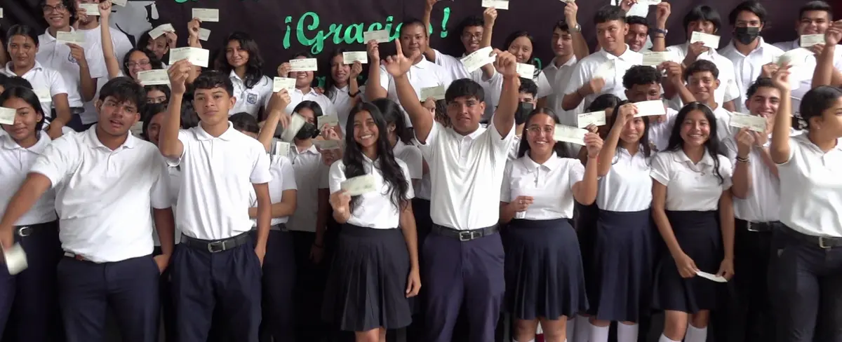 94 bachilleres del colegio República de Cuba reciben bono complementario