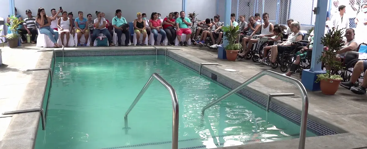 Inauguran piscina de Hidroterapia en el Hospital Aldo Chavarría, en Managua