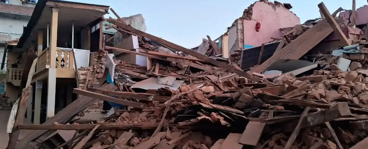 Decenas de heridos y 157 muertos en Nepal tras un terremoto de magnitud 6,4