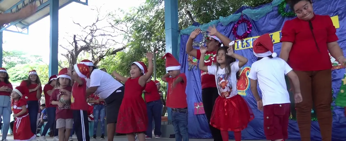 Niños de la Escuela Melania Morales participan en festival navideño