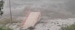 Alud arranca un puente y deja una localidad de Argentina aislada
