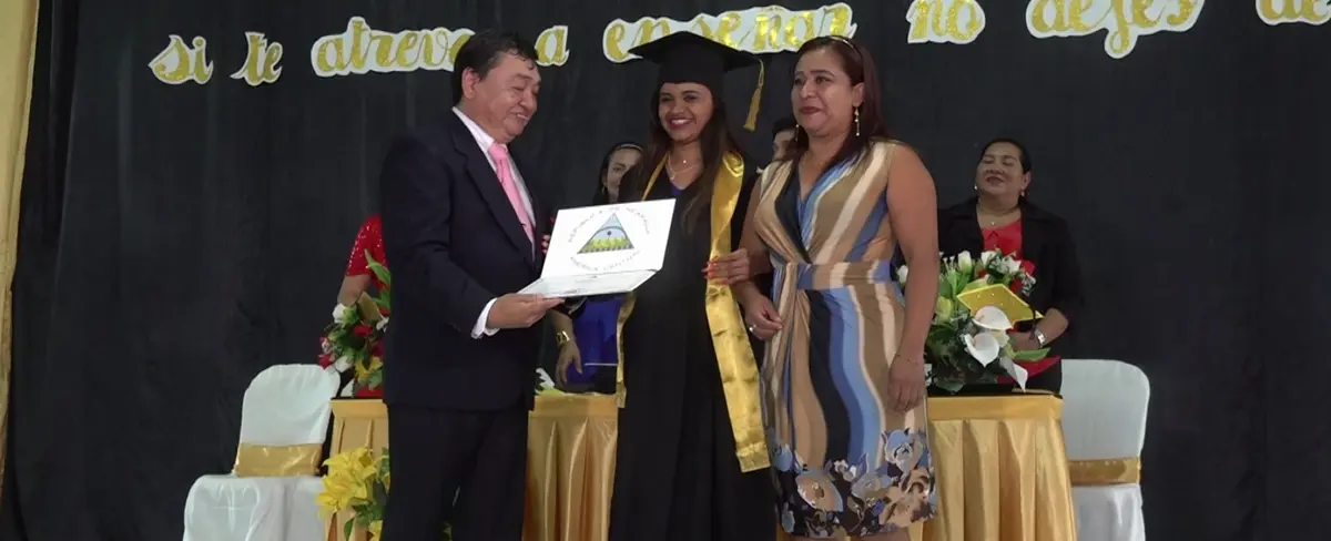 Escuela Normal Alesio Blandón gradúa más de 20 nuevos docentes de primaria  