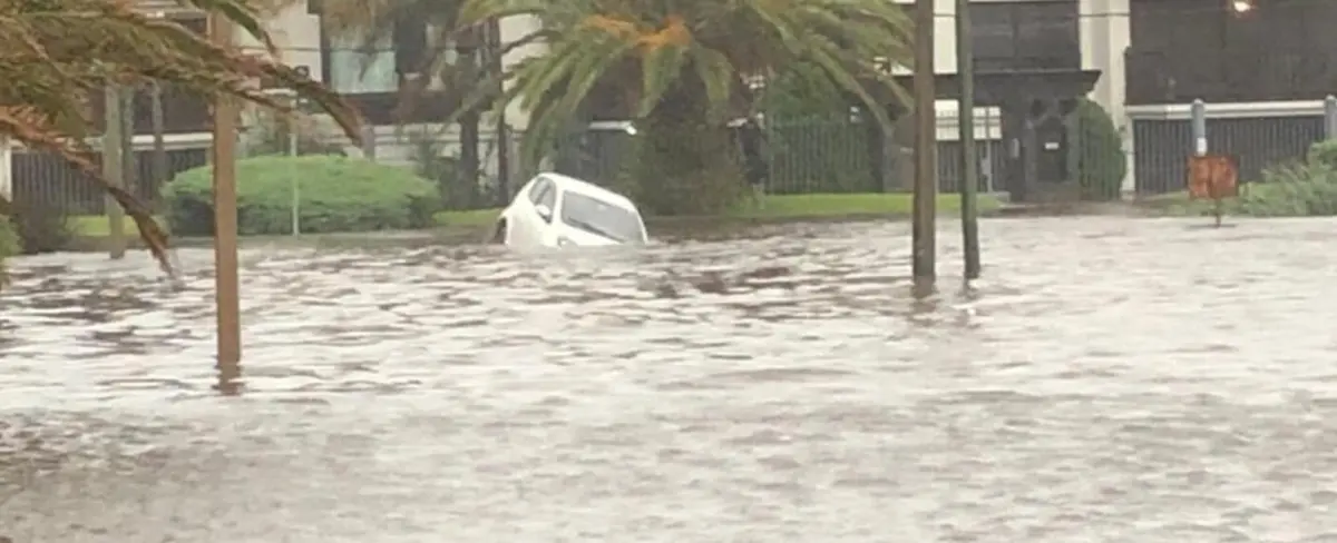 Torrenciales lluvias dejan como ríos varias calles de Montevideo, Uruguay