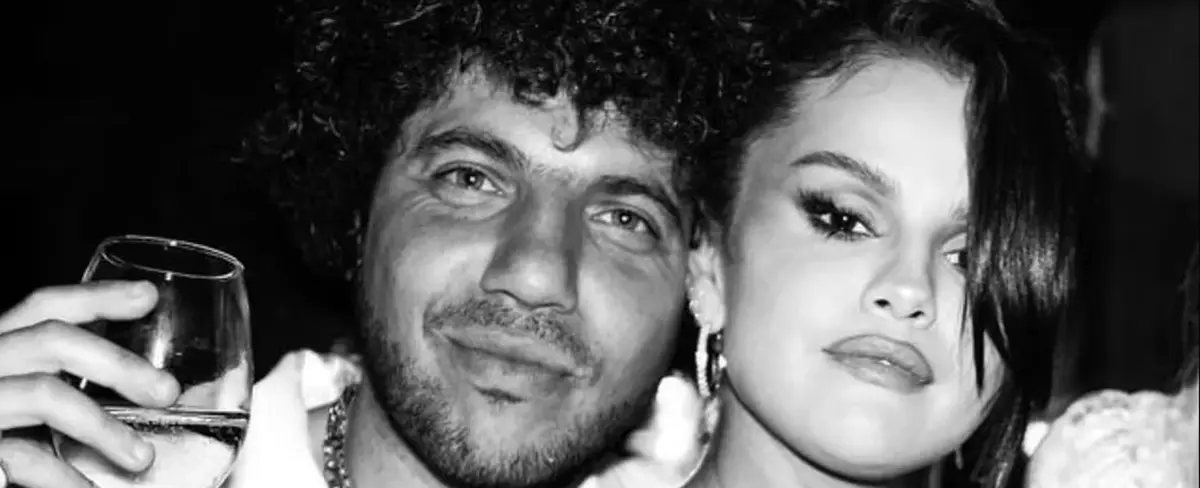 Con apasionado beso Selena Gómez reafirma romance con Benny Blanco