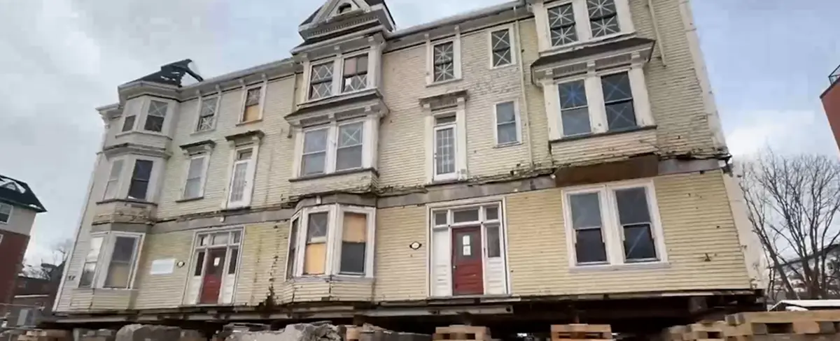 Trasladan edificio antiguo en Canadá con 700 pastillas de jabón