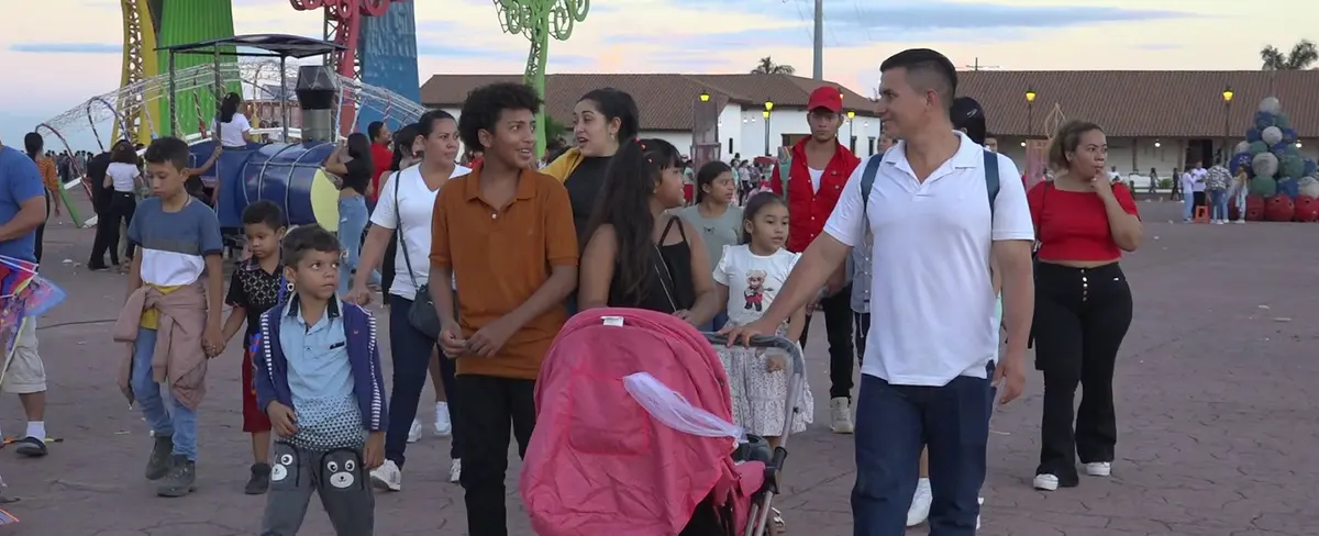 Hermosos atractivos de la Avenida de Bolívar a Chávez cautivan a decenas de familias