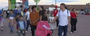 Hermosos atractivos de la Avenida de Bolívar a Chávez cautivan a decenas de familias