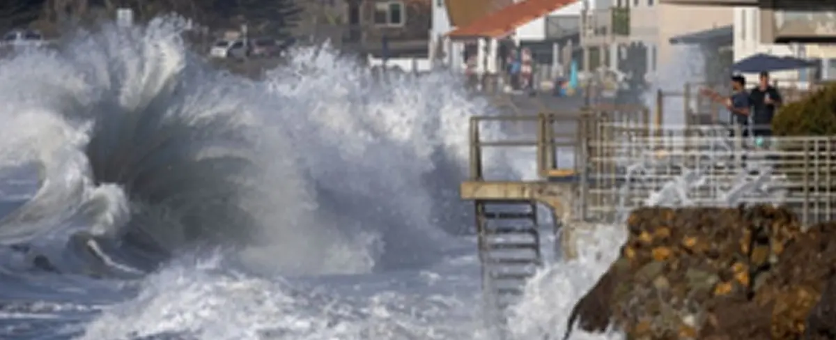 Alerta en California por fuerte oleaje provocado por tormentas costeras