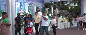Familias disfrutan con devoción y alegría los altares a la virgen en la Avenida Bolívar