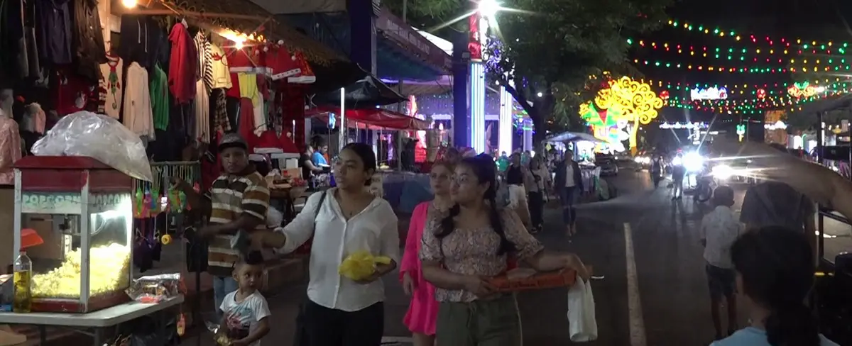 Familias fascinadas con los hermosos altares a la virgen en Avenida Bolívar a Chávez