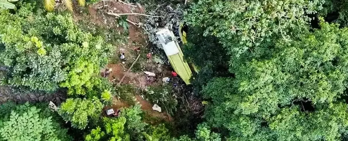 25 personas muertas tras caer un autobús por un barranco en Filipinas