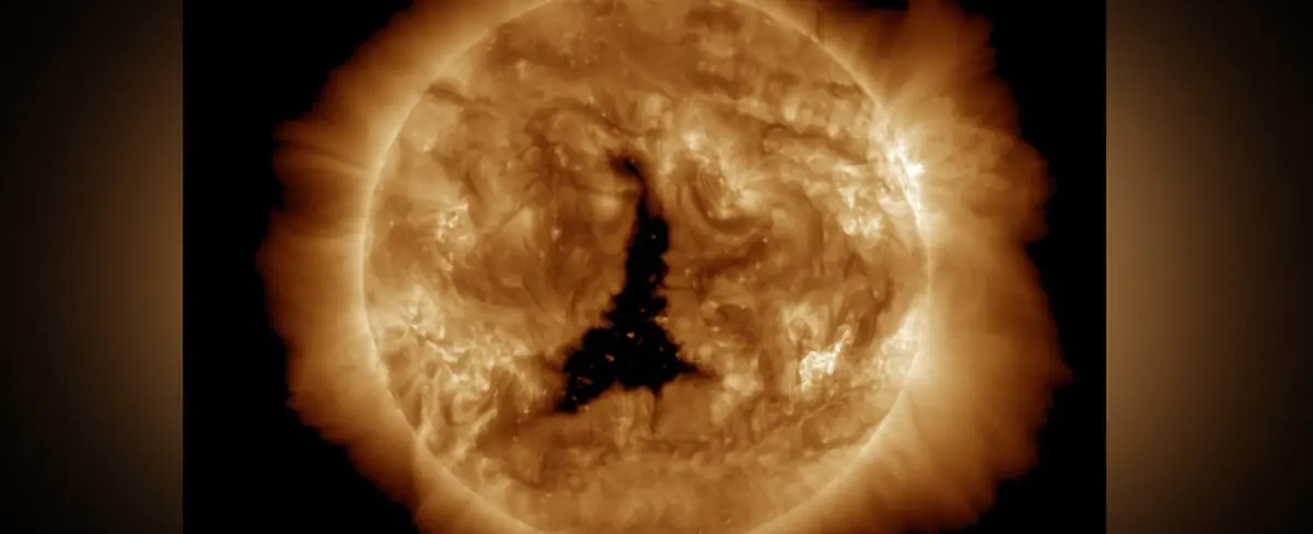 Captan escalofriante imagen de un gran agujero en el sol ¿Qué efectos puede tener?