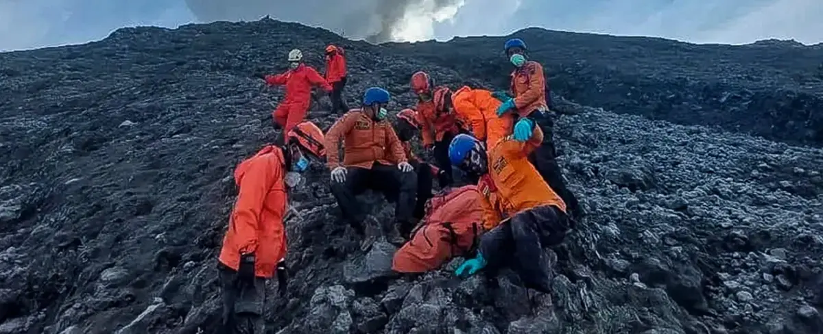 Sube a 22 la cifra de muertos tras erupción de volcán en Indonesia
