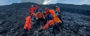 Sube a 22 la cifra de muertos tras erupción de volcán en Indonesia