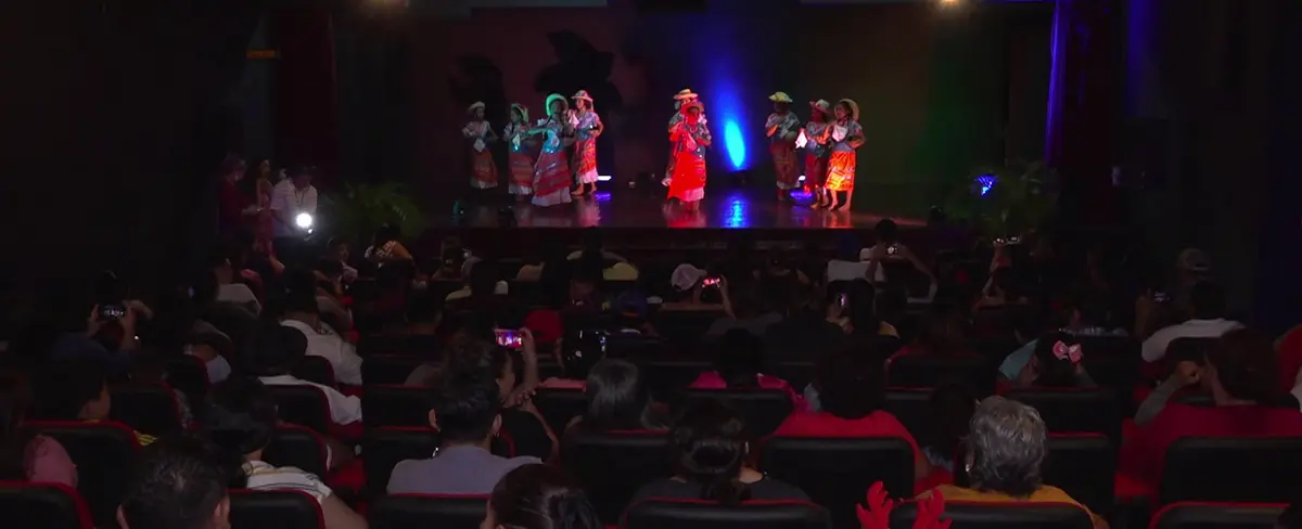 Niños con discapacidad bailan en emotivo festival de villancicos navideños