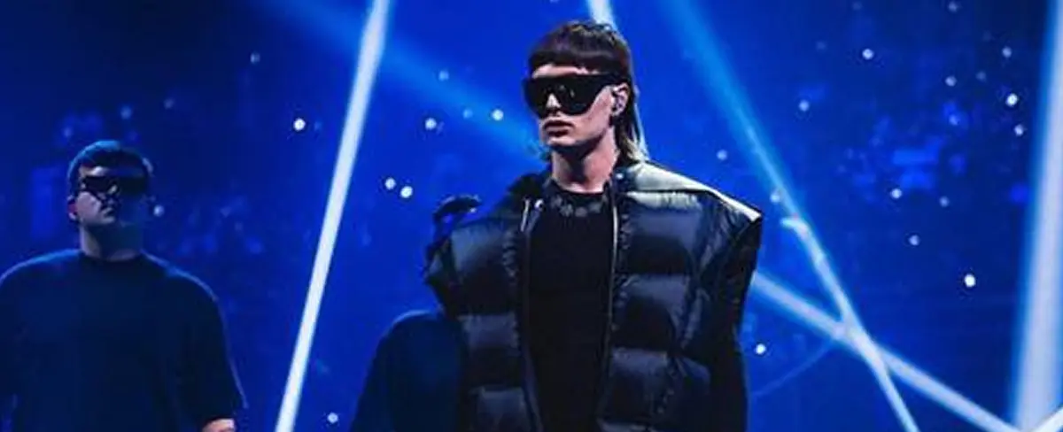 ¿Se drogó? Peso Pluma causa polémica tras gesto en pleno concierto en Argentina