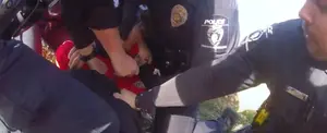 Policía golpea a mujer afroamericana durante un arresto en Estados Unidos