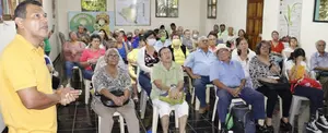 Adultos mayores aprenden sobre el manejo de viveros forestales