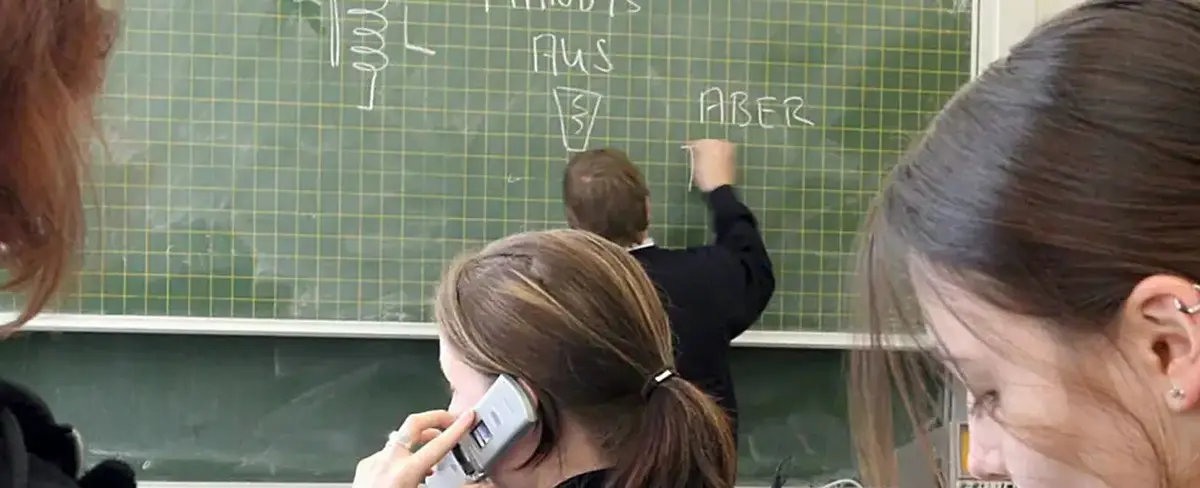 Cataluña prohíbe el uso de celular a menores de 12 años