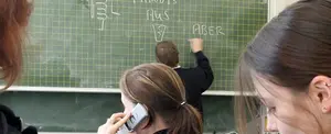 Cataluña prohíbe el uso de celular a menores de 12 años