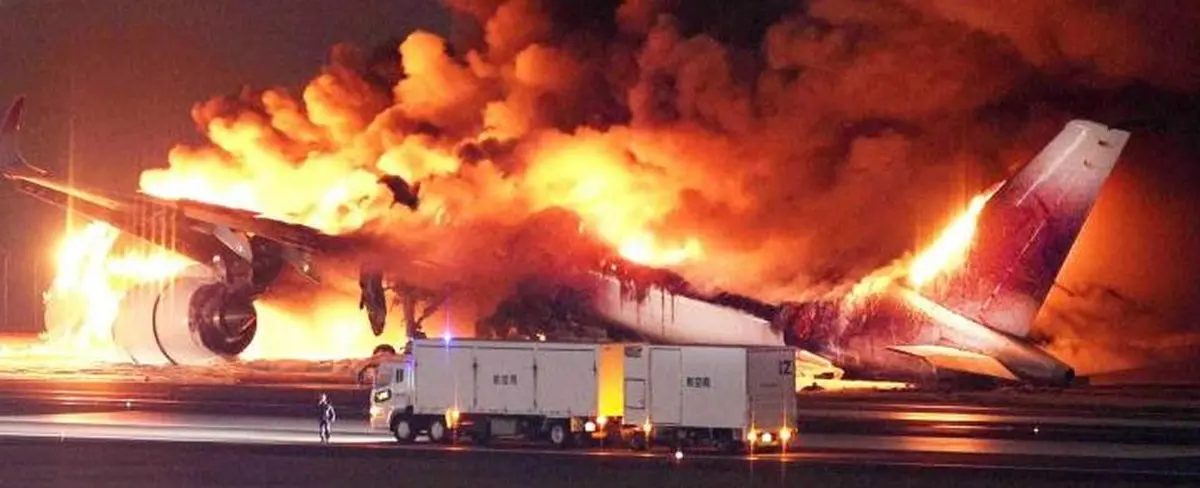 Colisión de 2 aviones deja 5 muertos y 17 heridos en Japón