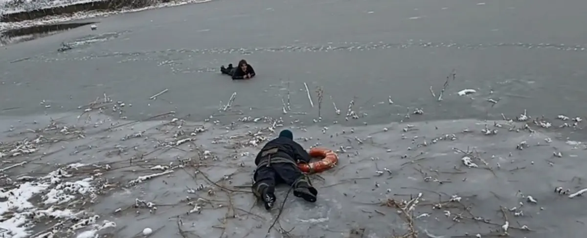 VIDEO: Dramático rescate a dos niñas en un lago congelado
