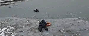 VIDEO: Dramático rescate a dos niñas en un lago congelado
