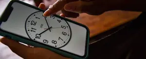 Empresa ofrece 10 mil dólares a quienes pasen un mes sin celular