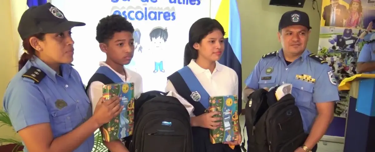 Hijos de policías en Chinandega reciben paquetes escolares