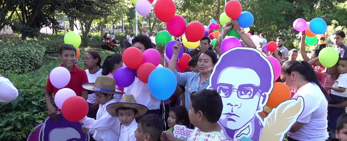 Niñez nicaragüense elevan globos en honor a Leonel Rugama