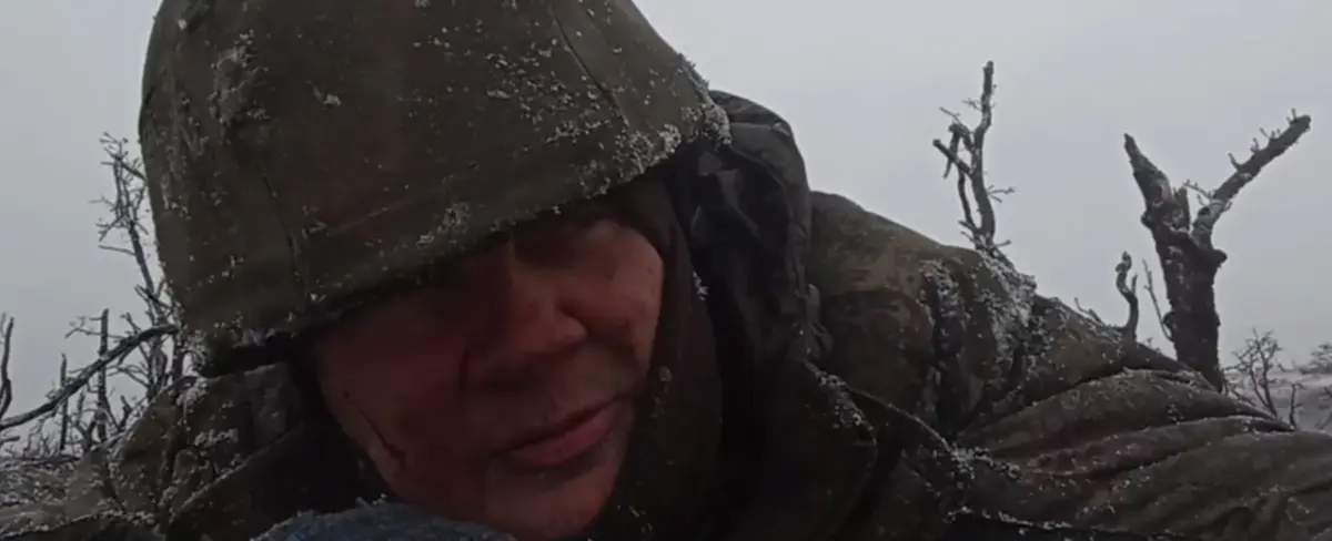 Soldado ruso bajo fuego recita un poema a la patria