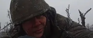 Soldado ruso bajo fuego recita un poema a la patria