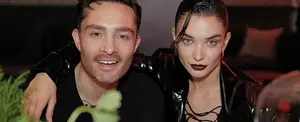 Ed Westwick, la estrella de "Gossip girl" se compromete con su novia Amy Jackson