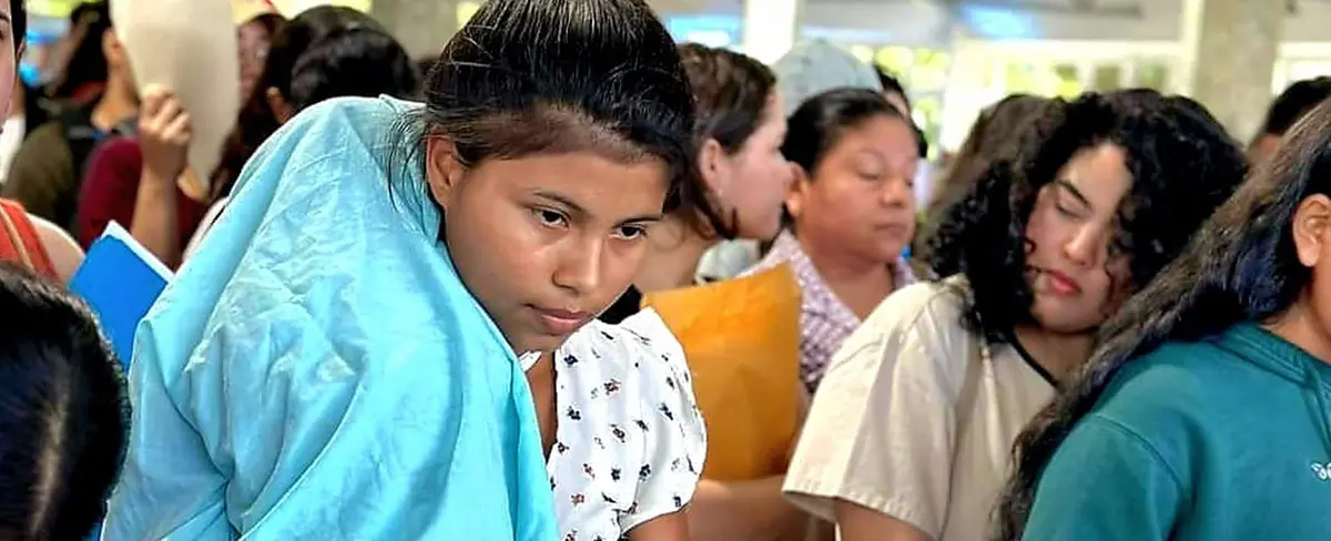 Con bebé en brazos solicita una beca universitaria