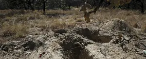 Encuentran 56 cadáveres en fosa común de Sonora, México