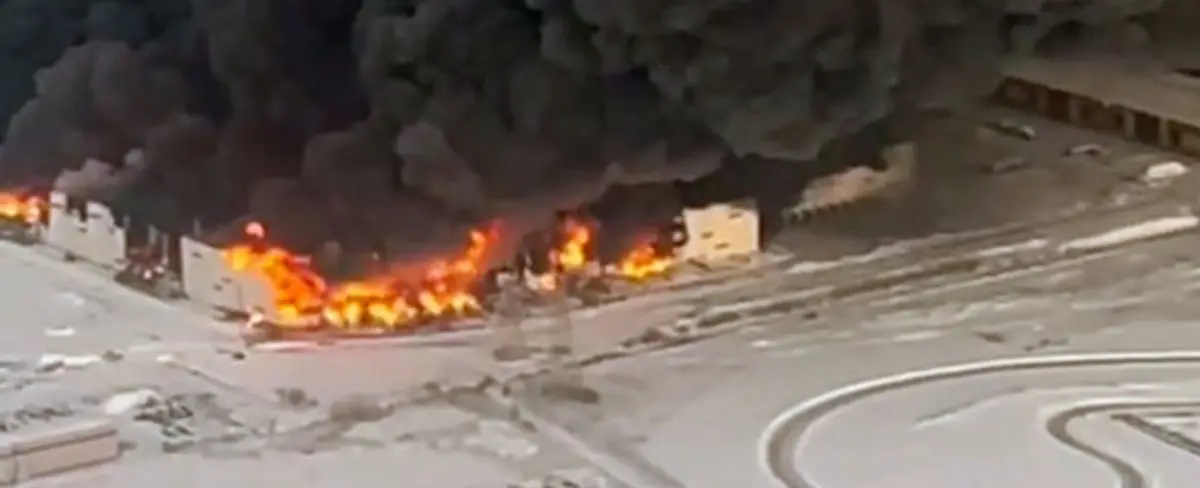 Videos: Devastador incendio en un almacén de San Petersburgo