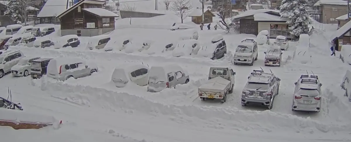 Intensas nevadas deja a decenas de vehículos varados en una autopista de Japón
