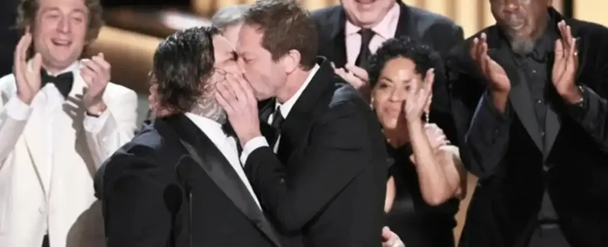 Actores se roban el show en los Premios Emmy con apasionado beso