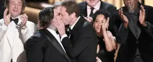 Actores se roban el show en los Premios Emmy con apasionado beso