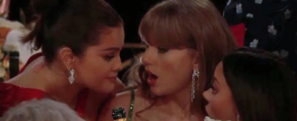 ¿Qué paso? Captan "chismecito" entre Selena Gómez y Taylor Swift en los Globos de Oro