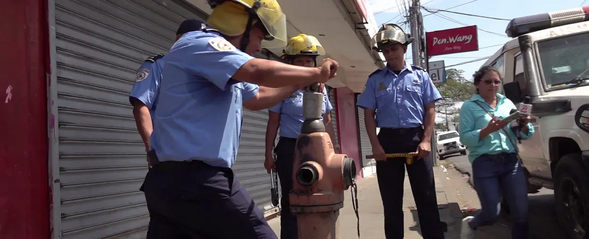 Bomberos inspecciona hidrantes ubicados en el populoso mercado Oriental