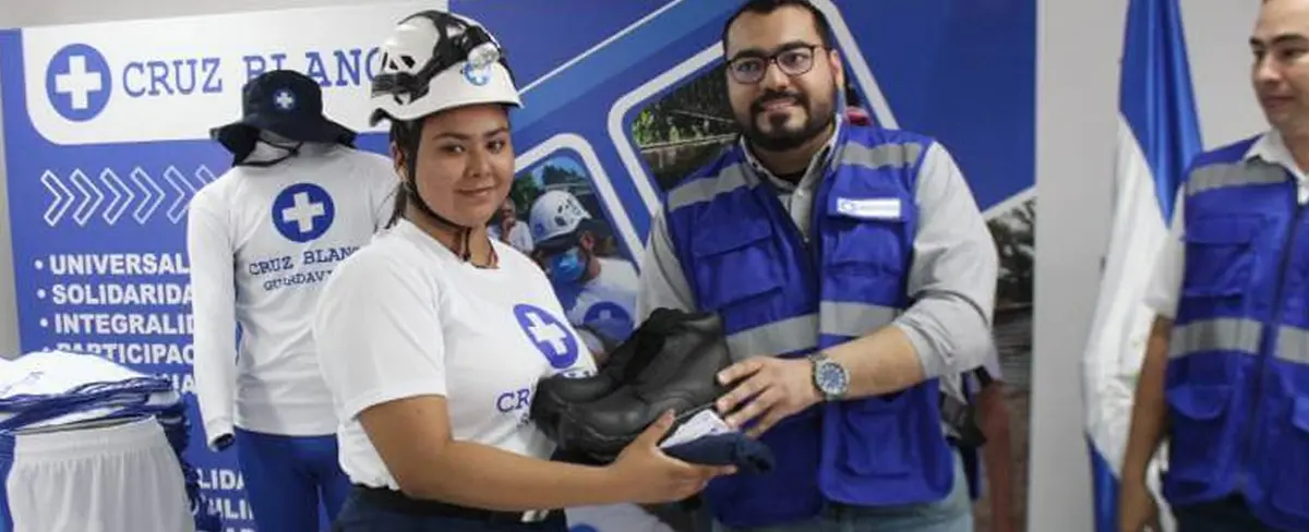 Cruz Blanca entrega uniformes a socorristas para fortalecer atención