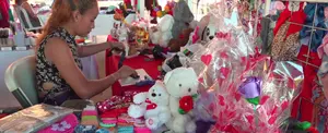 Emprendedores protagonizan feria en saludo del Día del amor y la amistad
