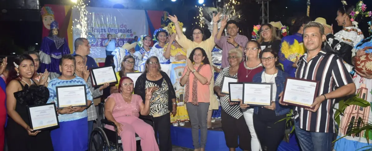 León celebra Festival de Trajes Originales de nuestro Folklore