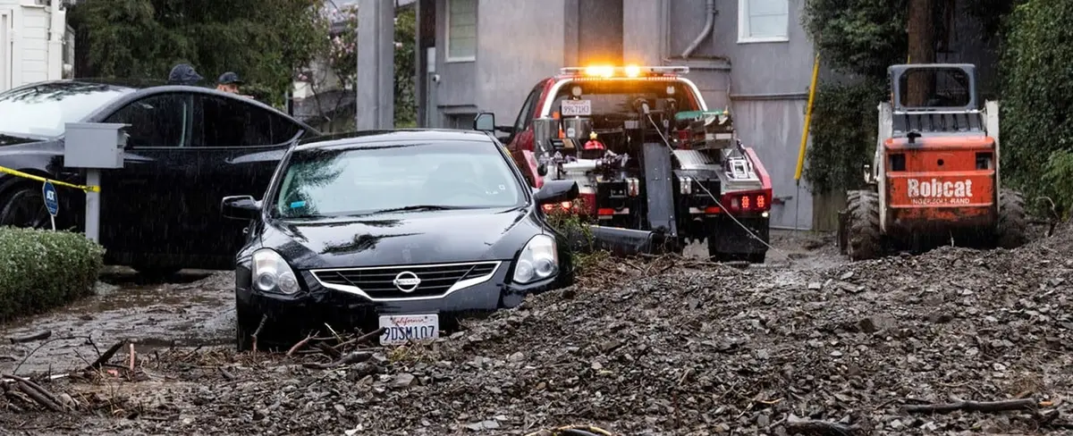 Lluvias torrenciales dejan tres muertos y miles de casas sin electricidad en California