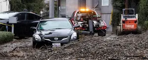 Lluvias torrenciales dejan tres muertos y miles de casas sin electricidad en California